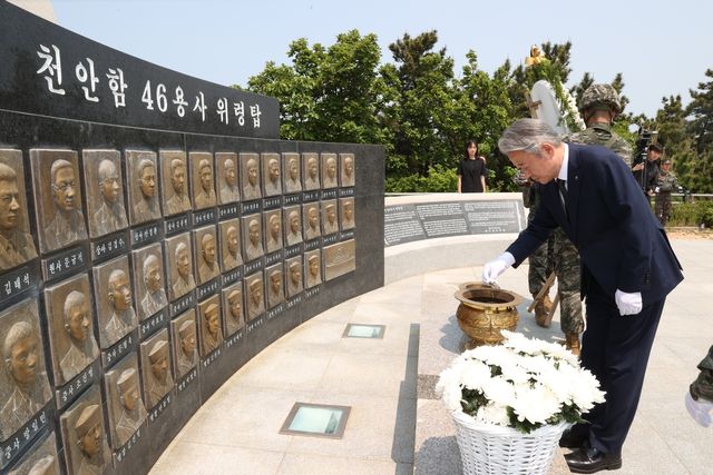 천안함 46용사 위령탑 찾은 강호동 농협중앙회장
