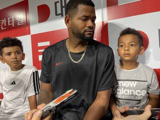 '아빠 멋있다'고 답한 알칸타라의 둘째 아들 빅터(오른쪽)