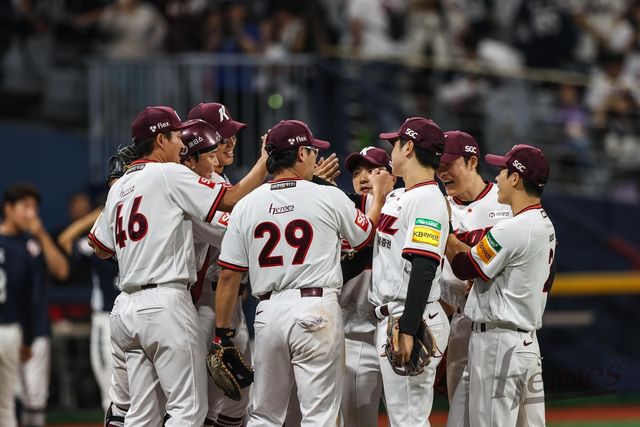 10연패에서 벗어나고 기뻐하는 키움 선수단