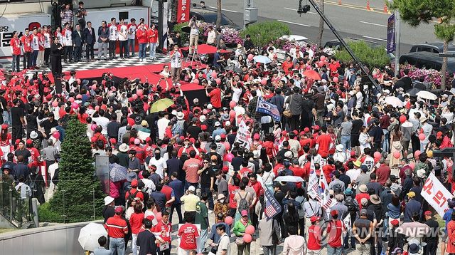 수원 집중유세서 지지 호소하는 김문수 후보