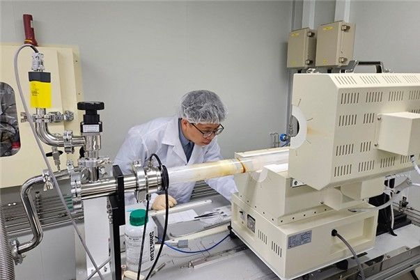 기상 증착장비 살펴보는 화학연 연구팀 [한국화학연구원 제공. 재판매 및 DB 금지] 