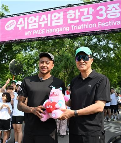 오세훈, 한강 3종 축제 3일 연속 방문…달리기 참가자 응원