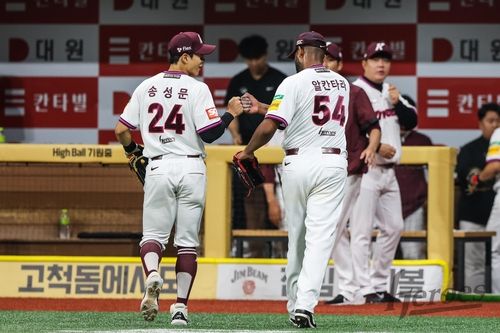 이닝을 마치고 더그아웃에 돌아가며 동료와 기쁨을 나누는 알칸타라