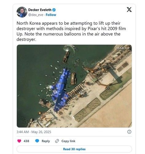 (서울=연합뉴스) 조사분석가 데커 에벌레스가 2025년 5월 25일(현지시간) 소셜 미디어 X에 올린 글. 그는 "북한은 2009년 개봉된 픽사의 히트작 '업'에서 영감을 받은 방법으로 구축함을 들어올리려고 시도중인 것으로 보인다. 구축함 상공에 떠 있는 수많은 풍선을 주목하라"고 분석했다. [ @dex_eve X 계정 게시물 캡처. DB 및 재판매 금지] 