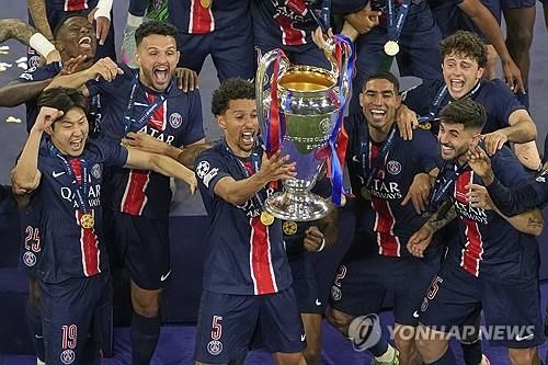 UCL 우승에 기뻐하는 이강인(왼쪽)