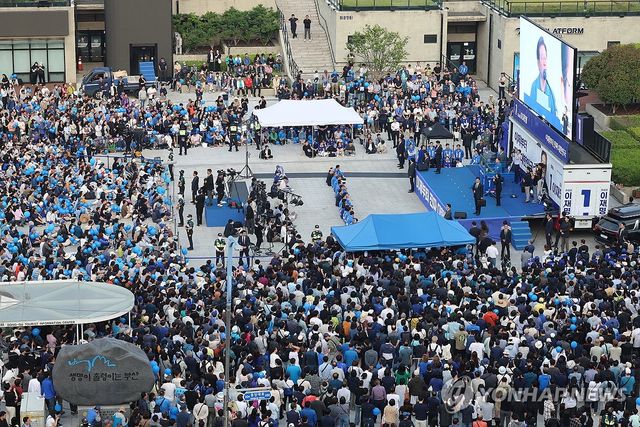 부산역광장에서 유세하는 이재명 후보