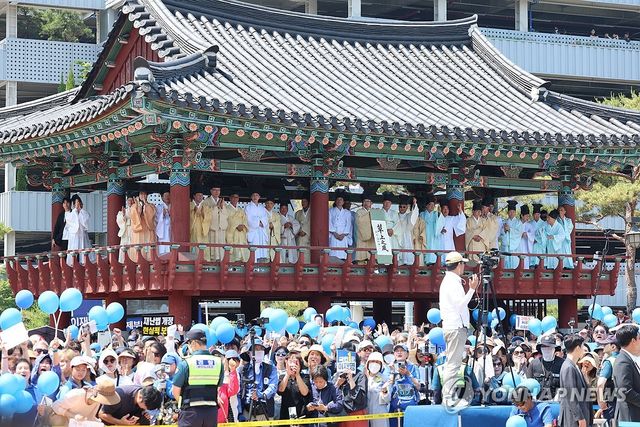 이재명 후보 유세 지켜보는 안동 유림들