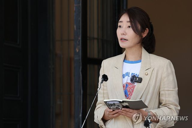 취재진 질문에 답하는 강선우 의원