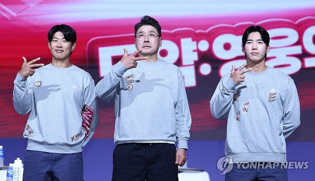 포즈 취하는 키움