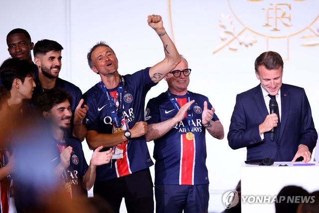 마크롱 대통령의 축하 인사에 손을 들어 화답하는 엔리케 감독