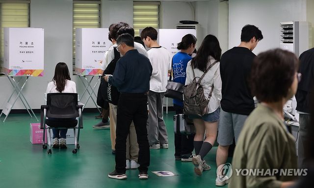 사전투표 둘째날, 투표하는 유권자들