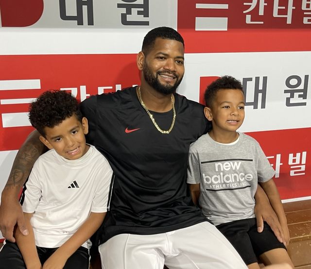 두 아들과 함께 흐뭇한 미소를 보인 라울 알칸타라