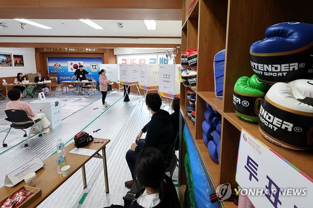 태권도장에 마련된 국회의원선거 투표소