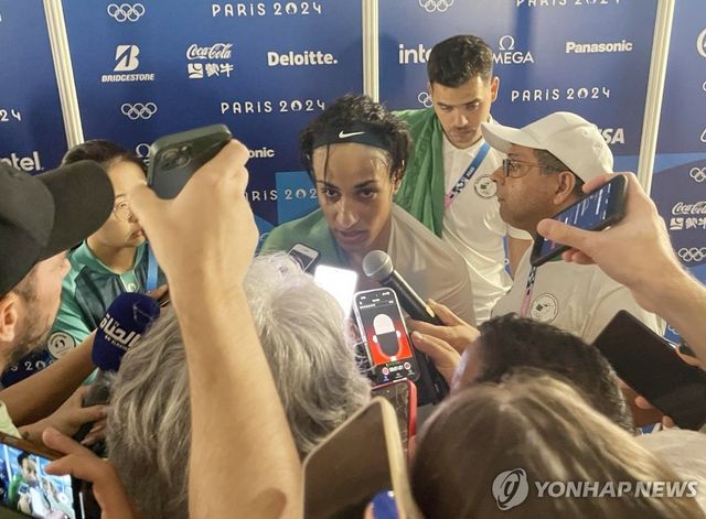 인터뷰하는 이마네 칼리프