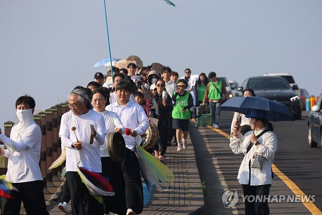 플라스틱 장례식 운구 퍼포먼스