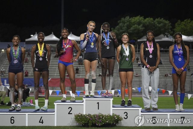 시상대 1위 자리에 공동으로 선 트랜스젠더 AB 에르난데스(왼쪽)