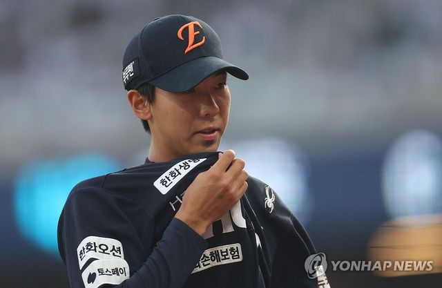 마운드 내려오는 황준서