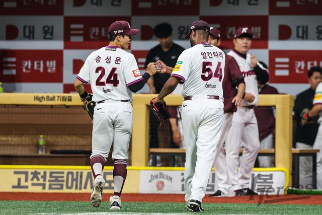 이닝을 마치고 더그아웃에 돌아가며 동료와 기쁨을 나누는 알칸타라