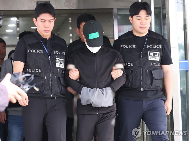 부모·처자식 일가족 5명 살해한 50대 구속송치