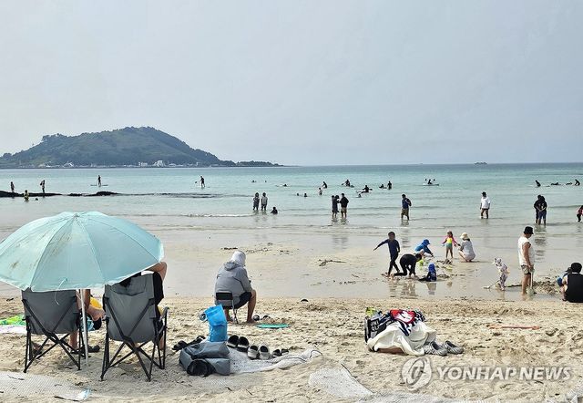 이른 피서객으로 '북적'