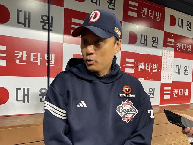 취재진을 만나서 곽빈에 대해 이야기하는 이승엽 두산 베어스 감독