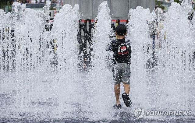 분수대에서 어린이가 물놀이를 하고 있다. [연합뉴스 자료사진]