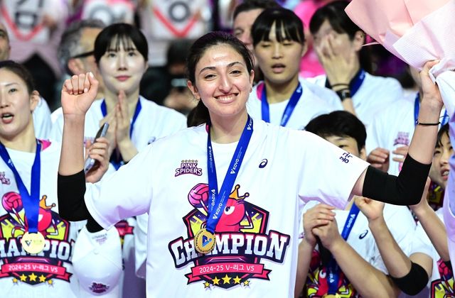 2024-2025시즌 챔프전 우승 메달을 목에 건 투트쿠