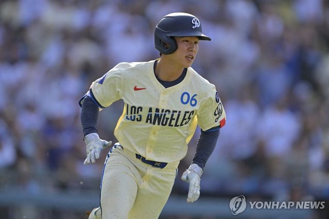 홈런을 치고 베이스를 도는 김혜성