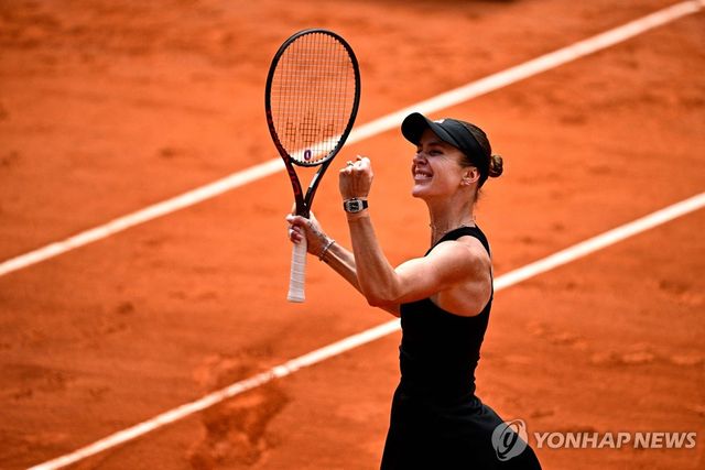 승리에 기뻐하는 스비톨리나