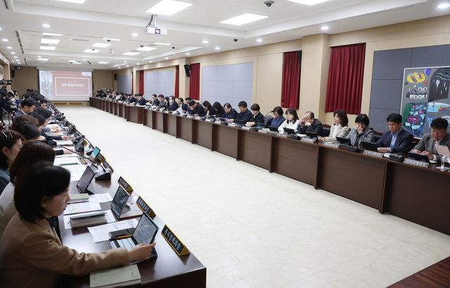 종이 없는 회의로 진행되는 강남구 정례 확대간부회의