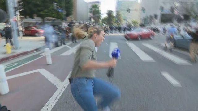 호주총리 "LA경찰, 시위 취재 호주기자에 고무탄 사격 끔찍"