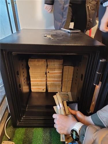 배낭 속 금괴, 쓰레기로 위장한 수표다발 우수수