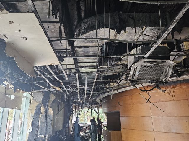 화재로 타버린 조계종 국제회의장 건물 천장