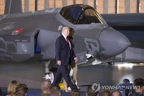 2017년 앤드루스 공군기지를 방문해 F-35 전투기 앞에 선 도널드 트럼프 대통령