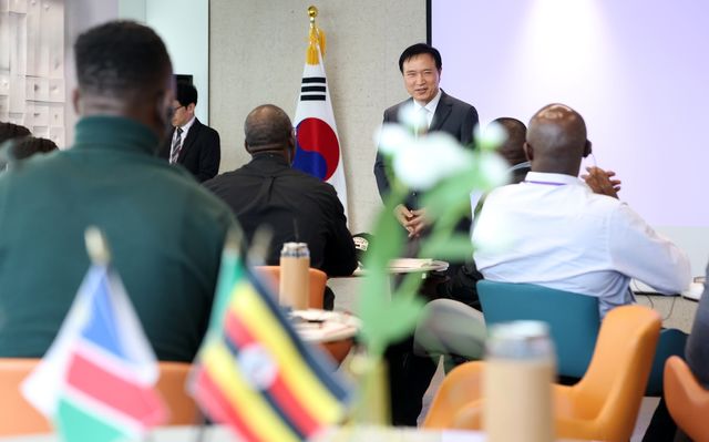 아프리카 방문단과 대화하는 임태희 경기도교육감