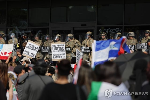 지난 9일 LA에서 벌어진 불법이민단속 반대 시위