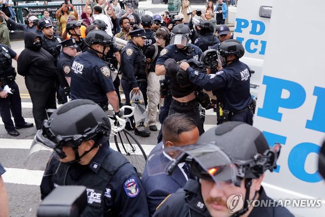 지난 9일 뉴욕에서 시위대가 경찰에 체포되는 모습
