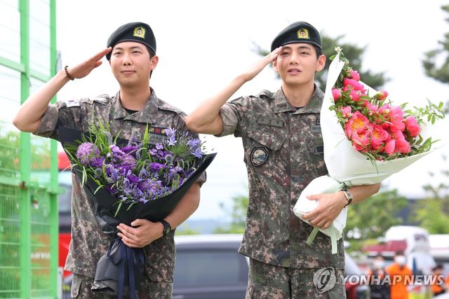 BTS RM·뷔 '전역 신고합니다'