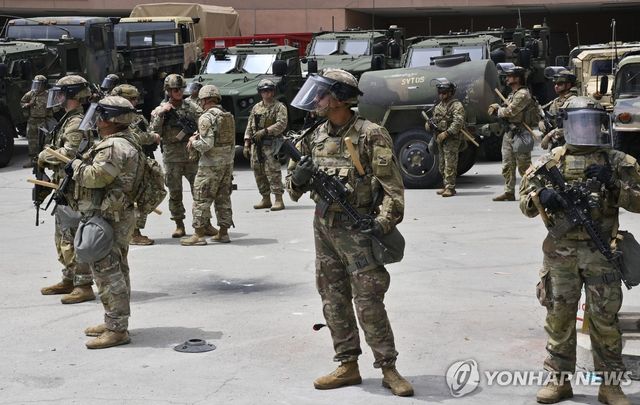 로스앤젤레스에 시위 과격화 방지를 목적으로 투입된 군 병력 [UPI 연합뉴스. 재판매 및 DB 금지]