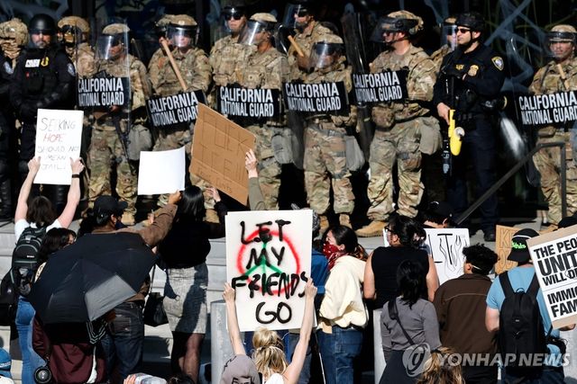 시위대와 대치 중인 캘리포니아 주방위군