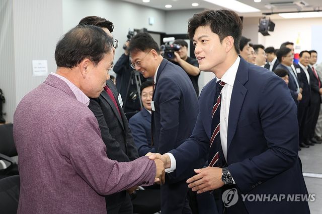 참석자들과 악수하는 김용태 비상대책위원장