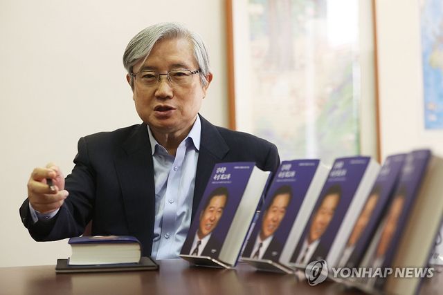 인사말하는 김성재 김대중도서관후원회장