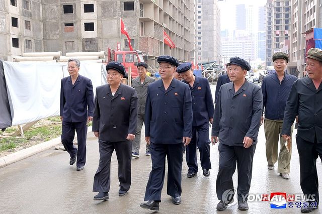 북한 박태성 내각 총리, 화성지구 4단계 1만세대 주택건설장 등 시찰