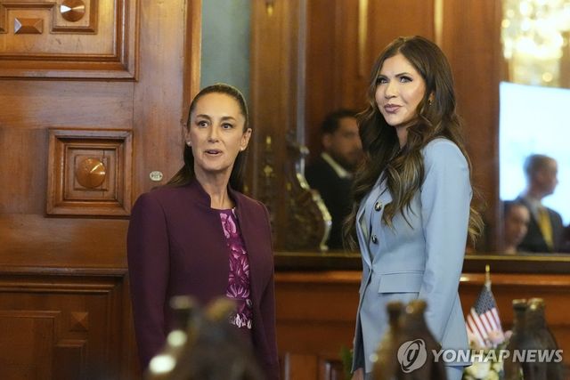 지난 3월 멕시코시티에서 만난 멕시코 대통령(왼쪽)과 미 국토안보부 장관