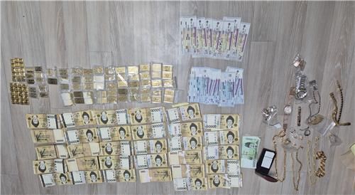 배낭 속 금괴, 쓰레기로 위장한 수표다발 우수수