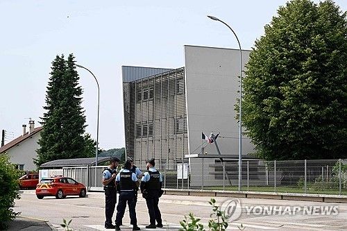 사건이 발생한 프랑스 동부 노장의 중학교 앞