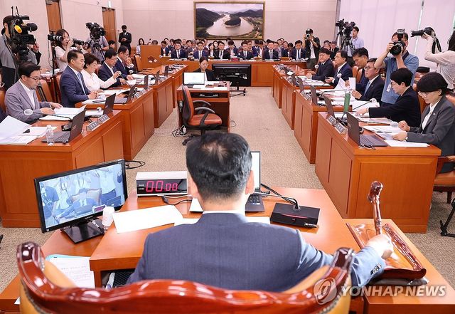 의사봉 두드리는 김정호 위원장