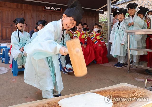 동래향교에서 떡메치기 체험
