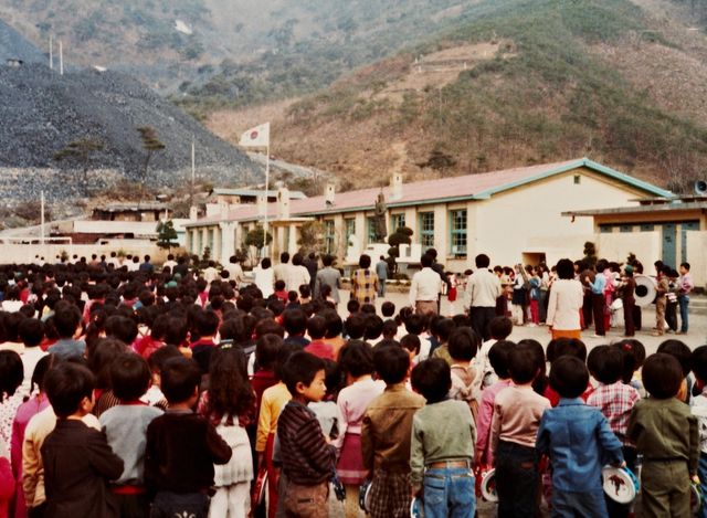 아이들로 북적이는 탄광 마을 초등학교