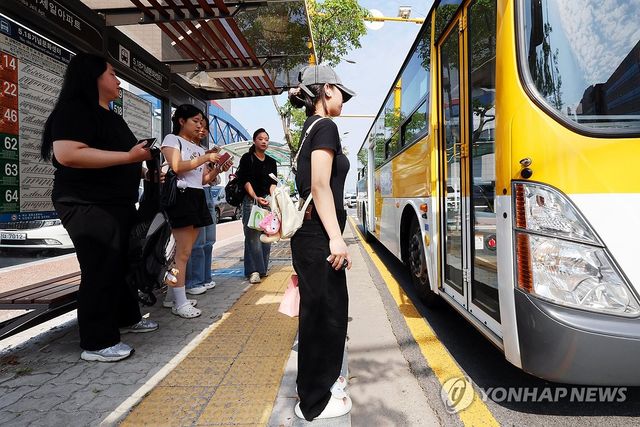 버스 올라타는 시민들